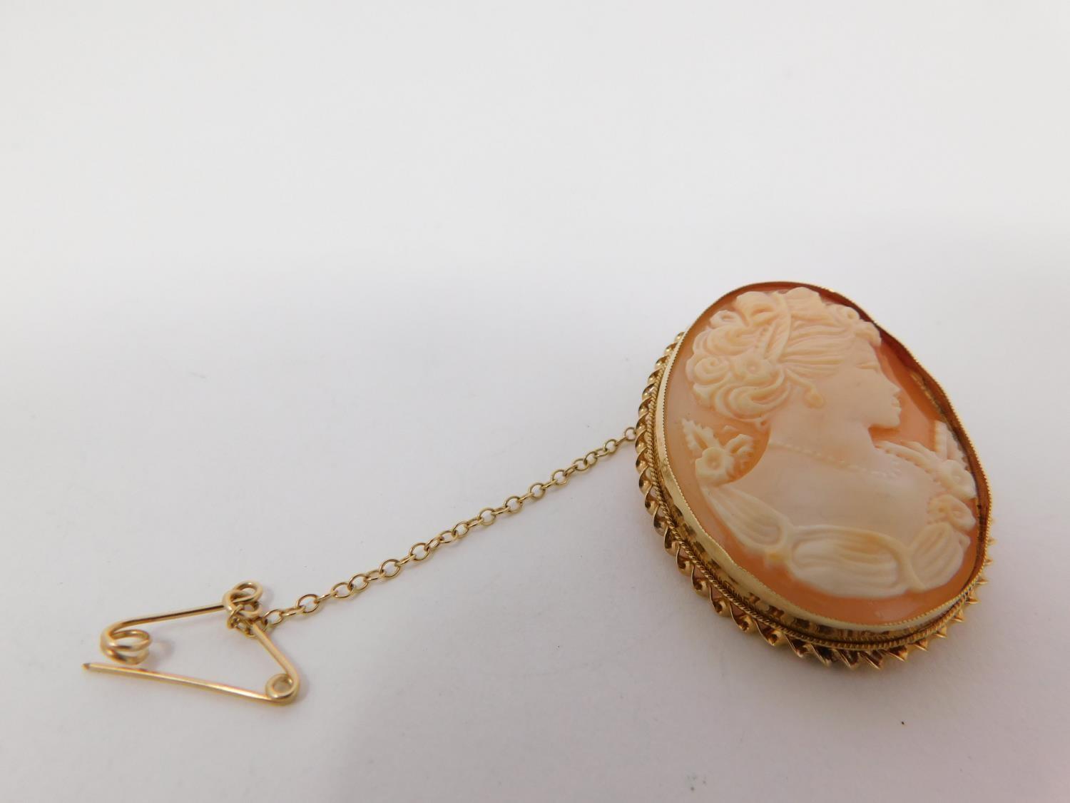 A 9 ct gold cameo brooch with yellow metal safety chain. The cameo is carved with a female profile - Image 3 of 8