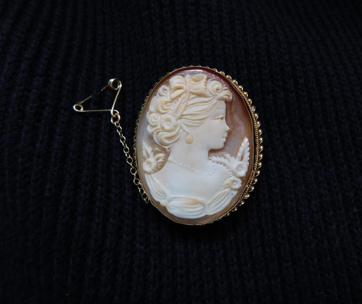 A 9 ct gold cameo brooch with yellow metal safety chain. The cameo is carved with a female profile - Image 8 of 8