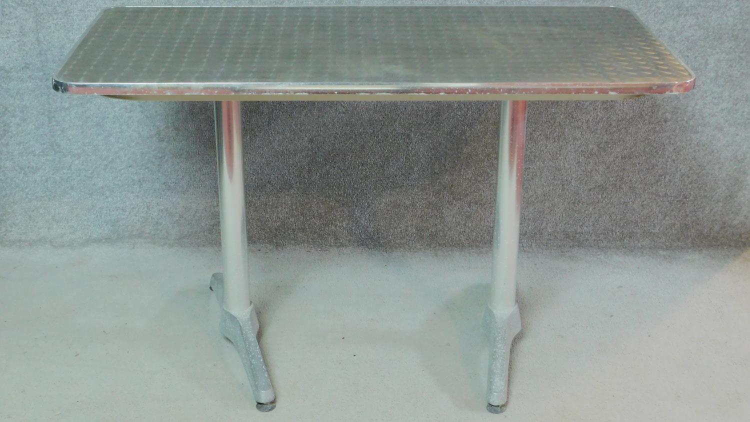 A contemporary aluminium garden table. H.72 W.120 D.60cm