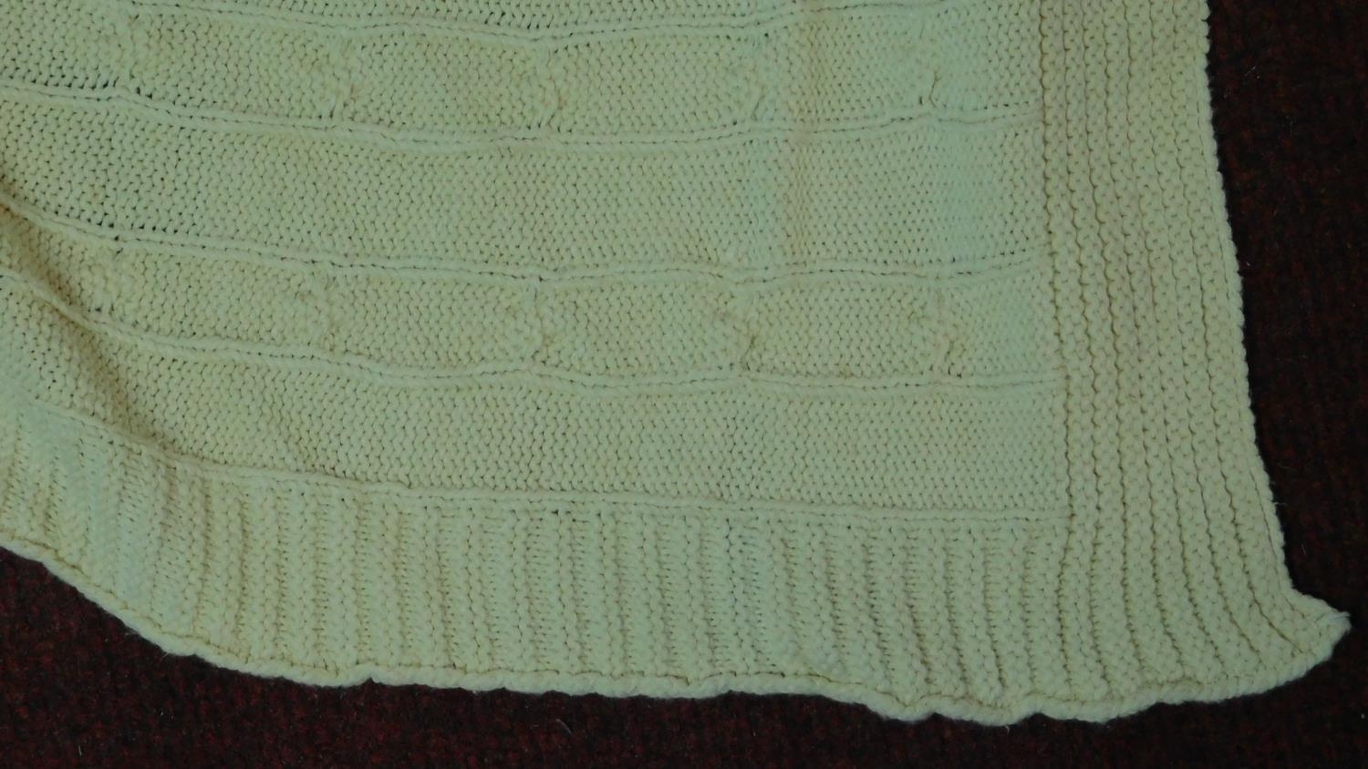 A cream lined curtain and a cable knit throw. H.200 W.200 (curtain) W.370 (throw) - Image 5 of 5