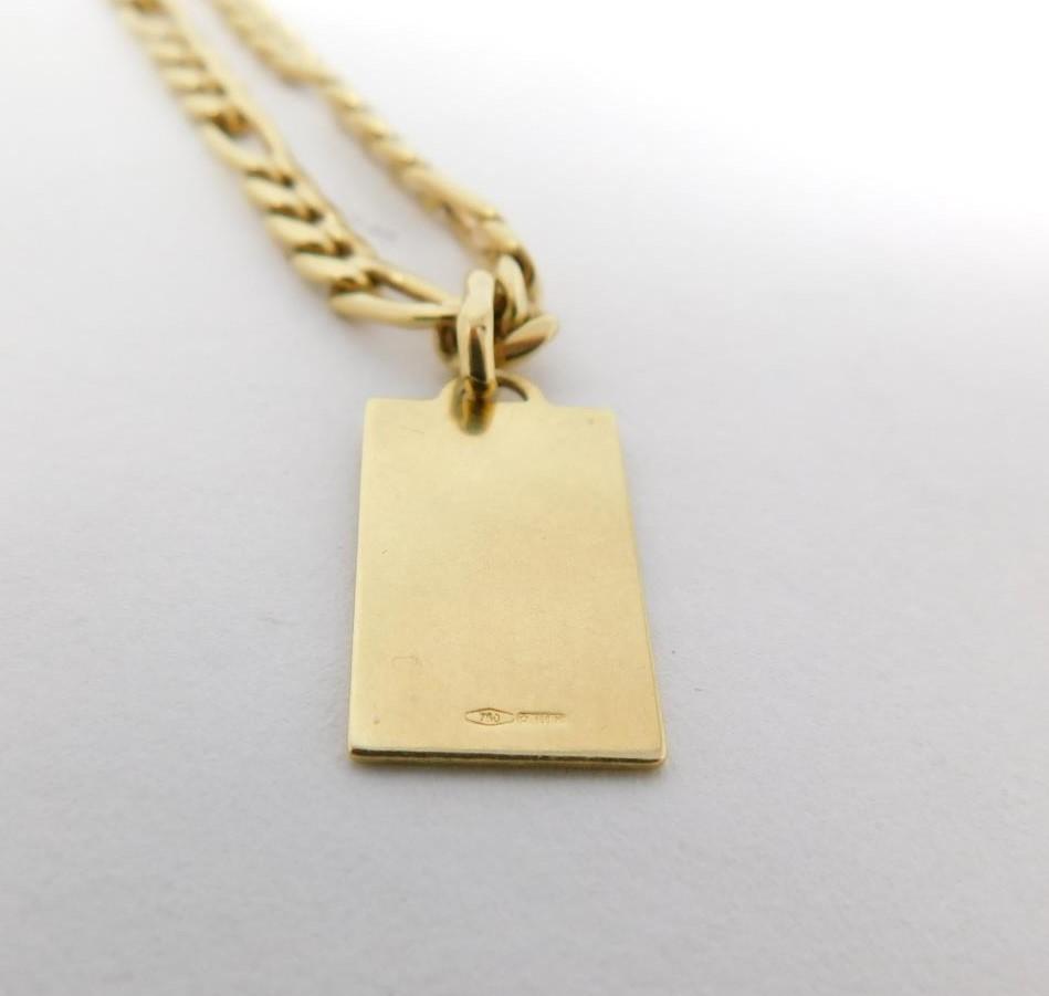 An 18 carat yellow gold Figaro chain with engraved zodiac rectangular pendant. Fastens with a secure - Image 7 of 9