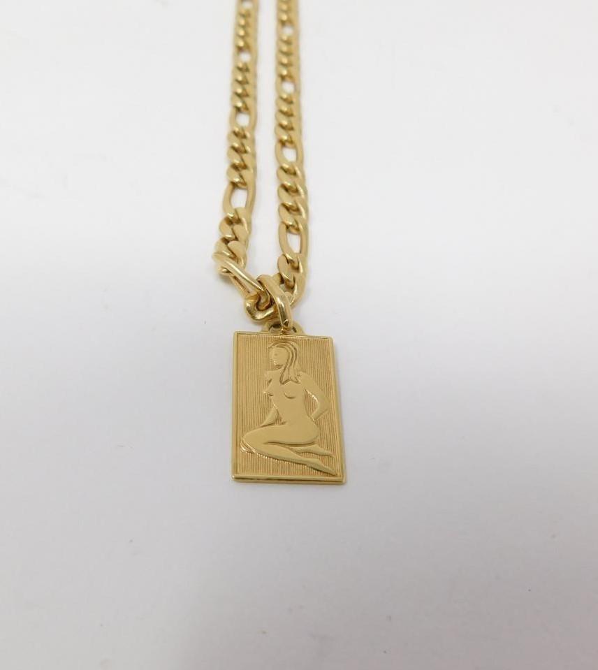 An 18 carat yellow gold Figaro chain with engraved zodiac rectangular pendant. Fastens with a secure - Image 2 of 9