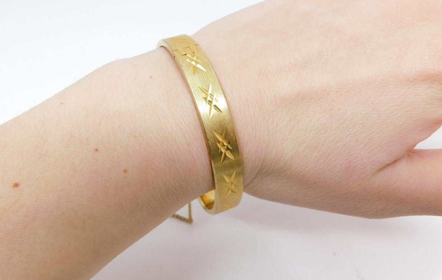 A collection of vintage jewellery inlcuding an 18 carat rolled gold bangle with star cur design, a - Image 20 of 28