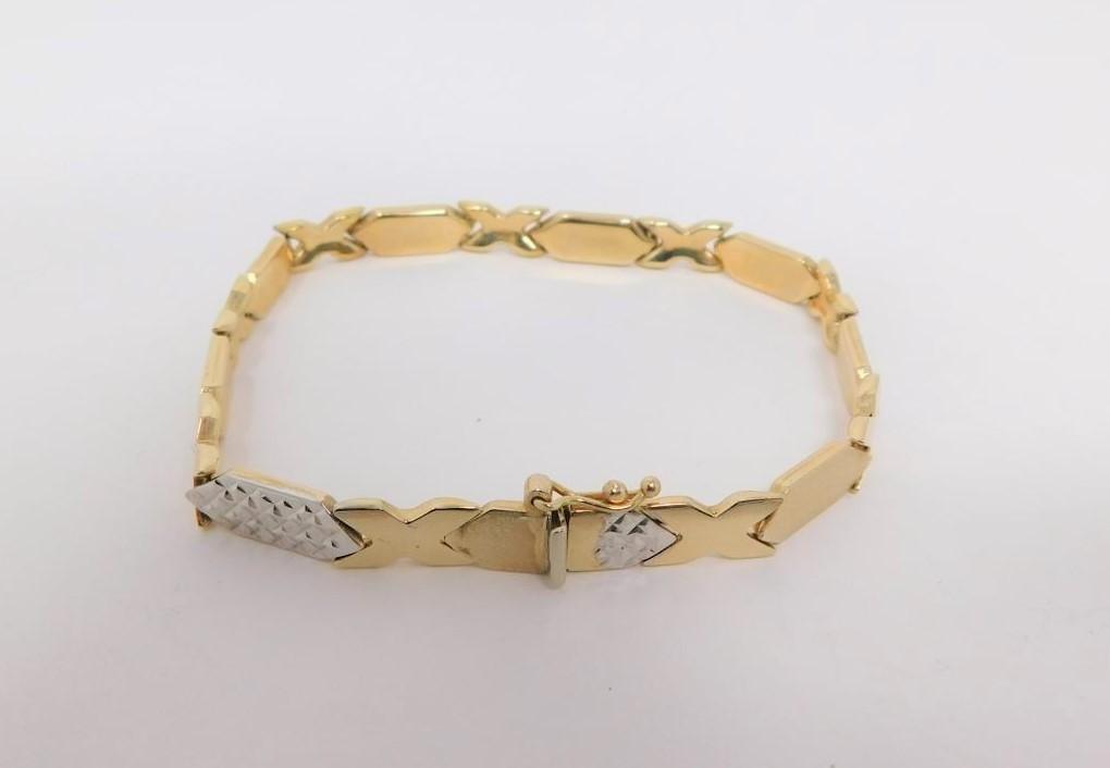 A 14 carat bi-colour gold articulated bracelet, with cross-hatched texture and X-shape design. - Image 4 of 10