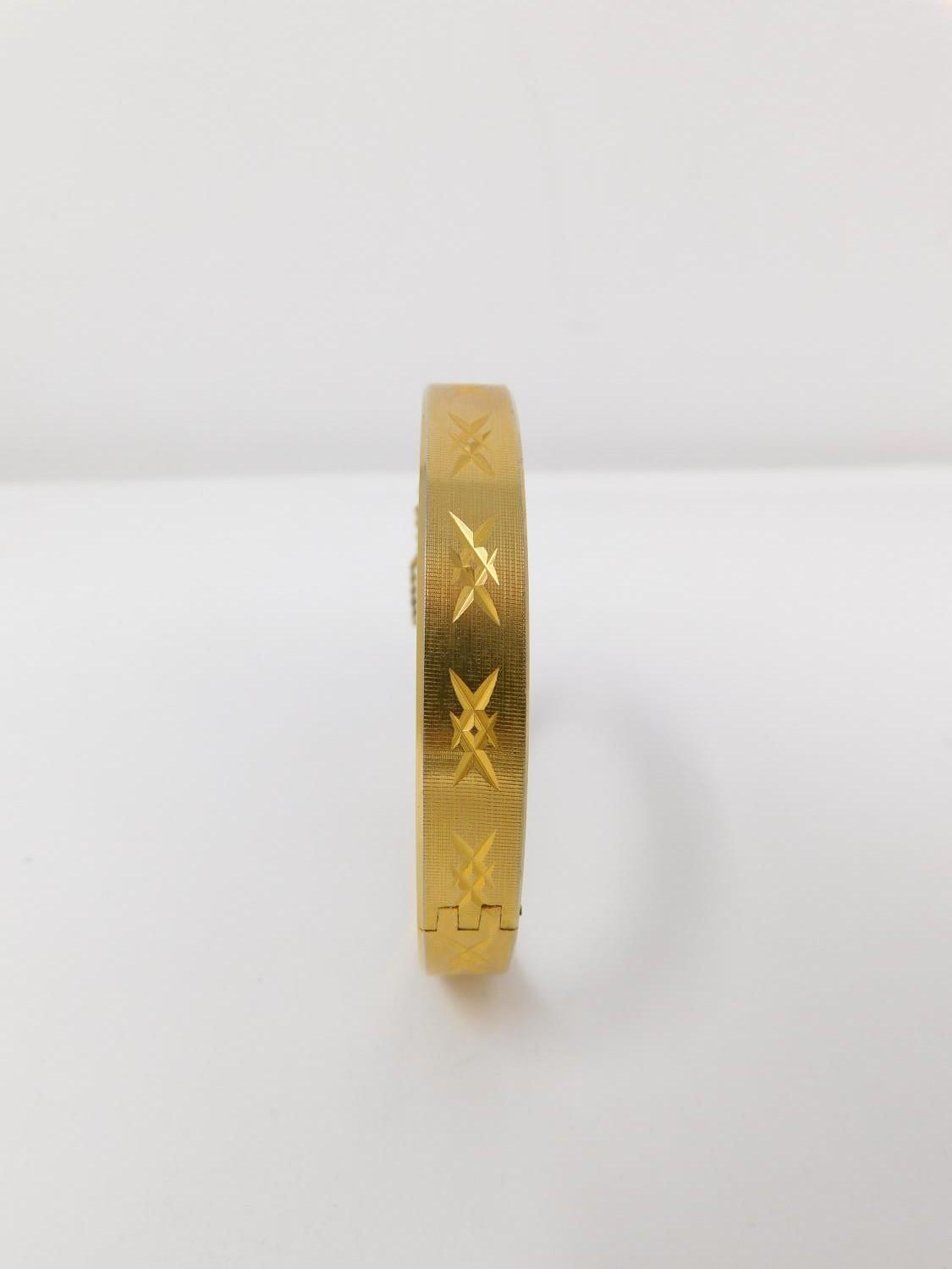 A collection of vintage jewellery inlcuding an 18 carat rolled gold bangle with star cur design, a - Image 17 of 28