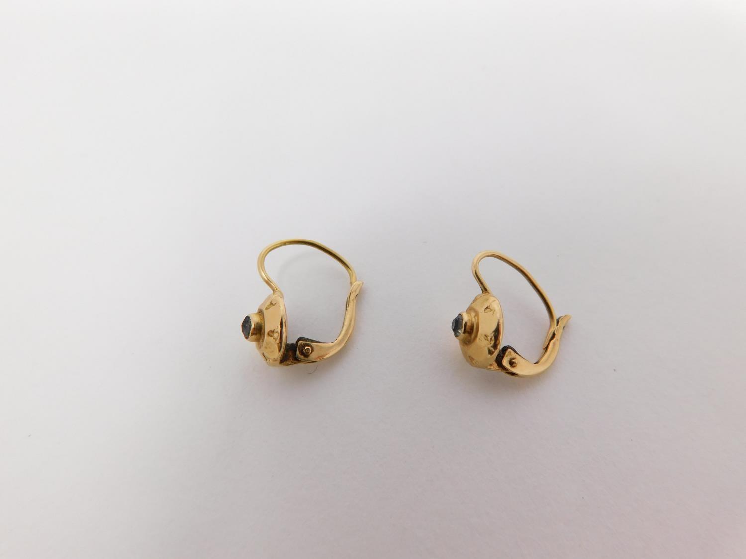 Four pairs of gold earrings. Including a pair of 18 carat gold textured gem set earrings, a pair - Image 8 of 13