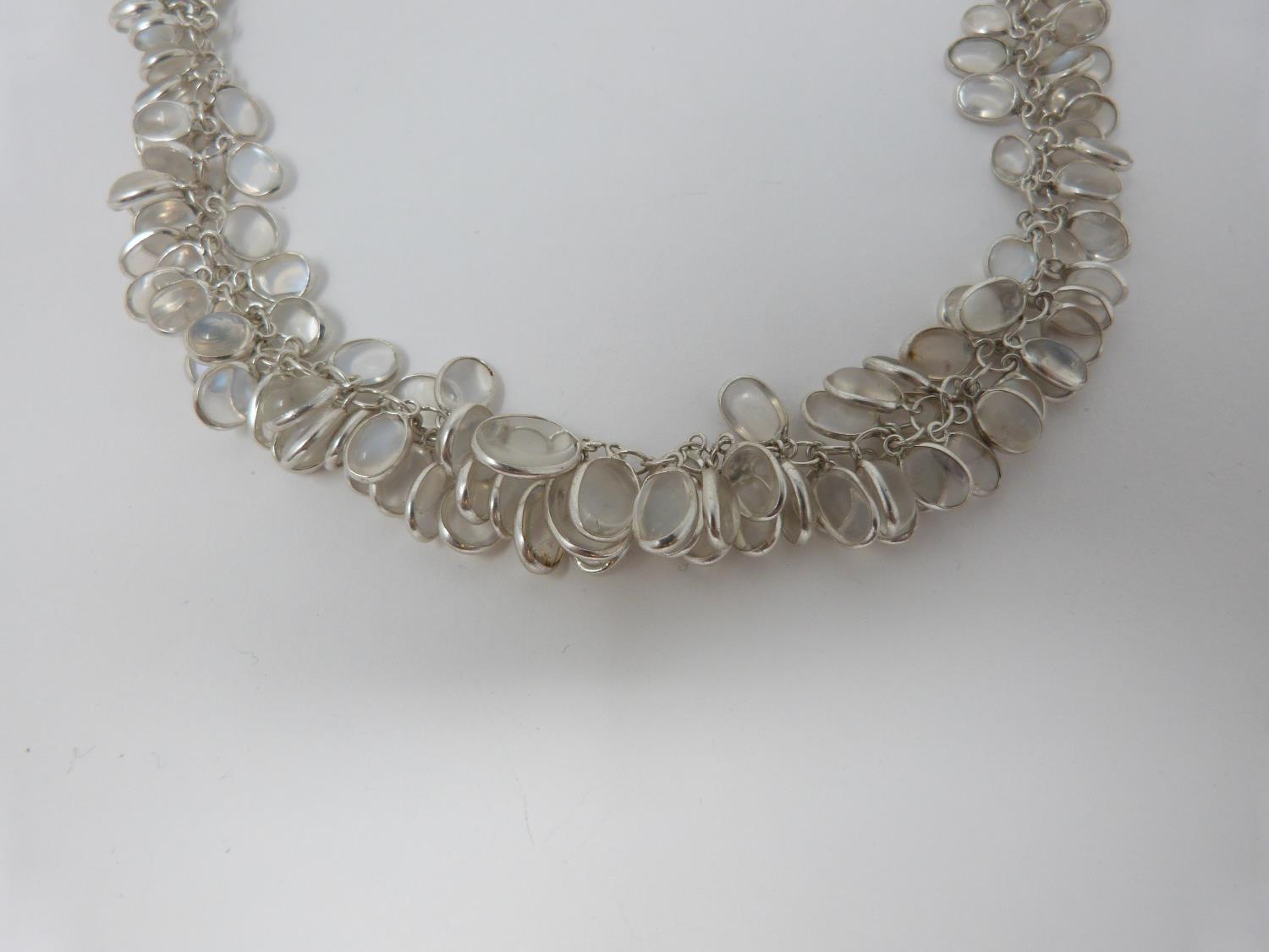 A bespoke Moonstone and silver graduated garland necklace. The oval moonstones set in individual - Image 4 of 7