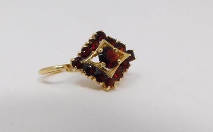 A pair of vintage 18 carat yellow gold and garnet diamond shaped earrings. Each set with thirteen - Image 8 of 9