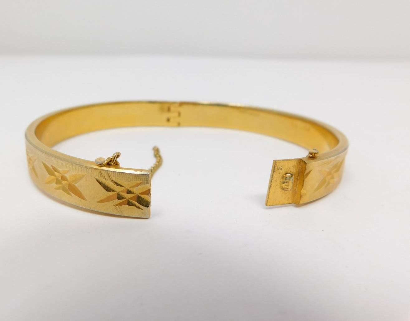 A collection of vintage jewellery inlcuding an 18 carat rolled gold bangle with star cur design, a - Image 19 of 28