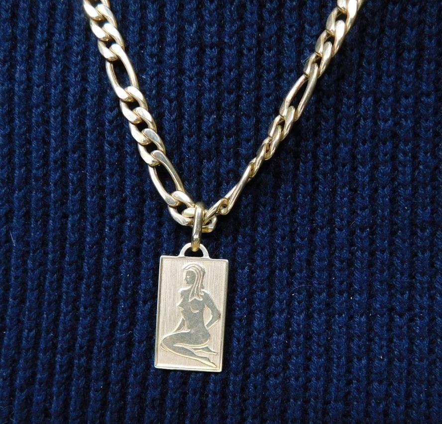 An 18 carat yellow gold Figaro chain with engraved zodiac rectangular pendant. Fastens with a secure - Image 9 of 9