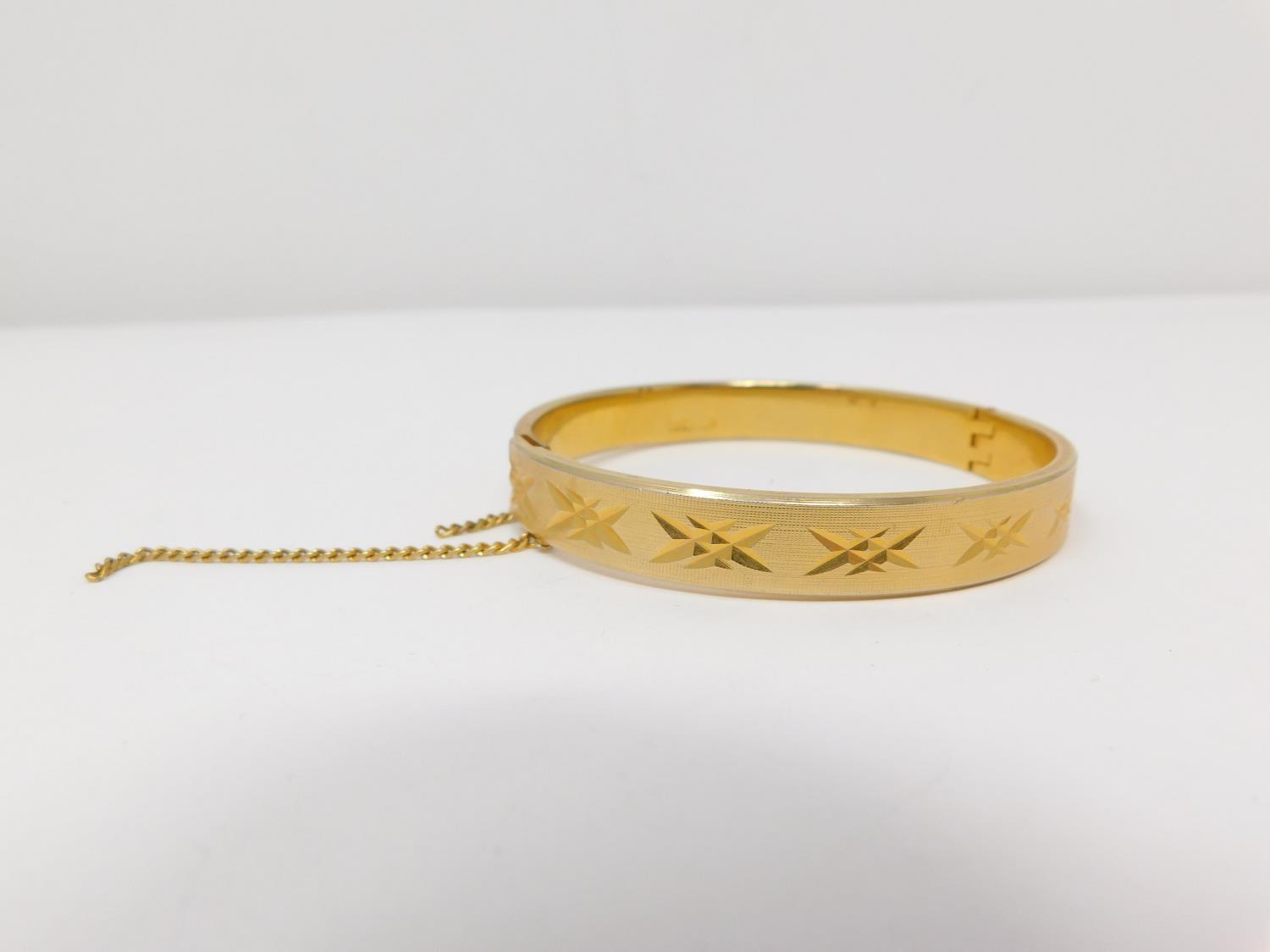 A collection of vintage jewellery inlcuding an 18 carat rolled gold bangle with star cur design, a - Image 16 of 28