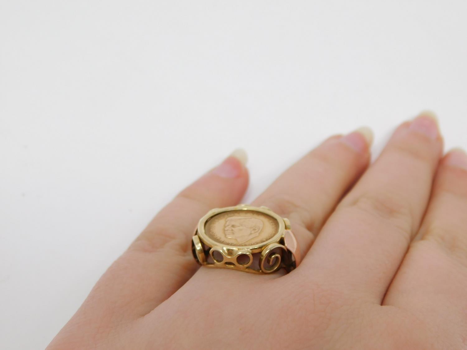 A yellow and pink metal Kennedy commemorative coin ring. 1963, double eagle to the back. Set in a - Image 8 of 11