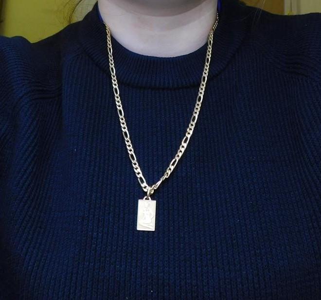 An 18 carat yellow gold Figaro chain with engraved zodiac rectangular pendant. Fastens with a secure - Image 8 of 9