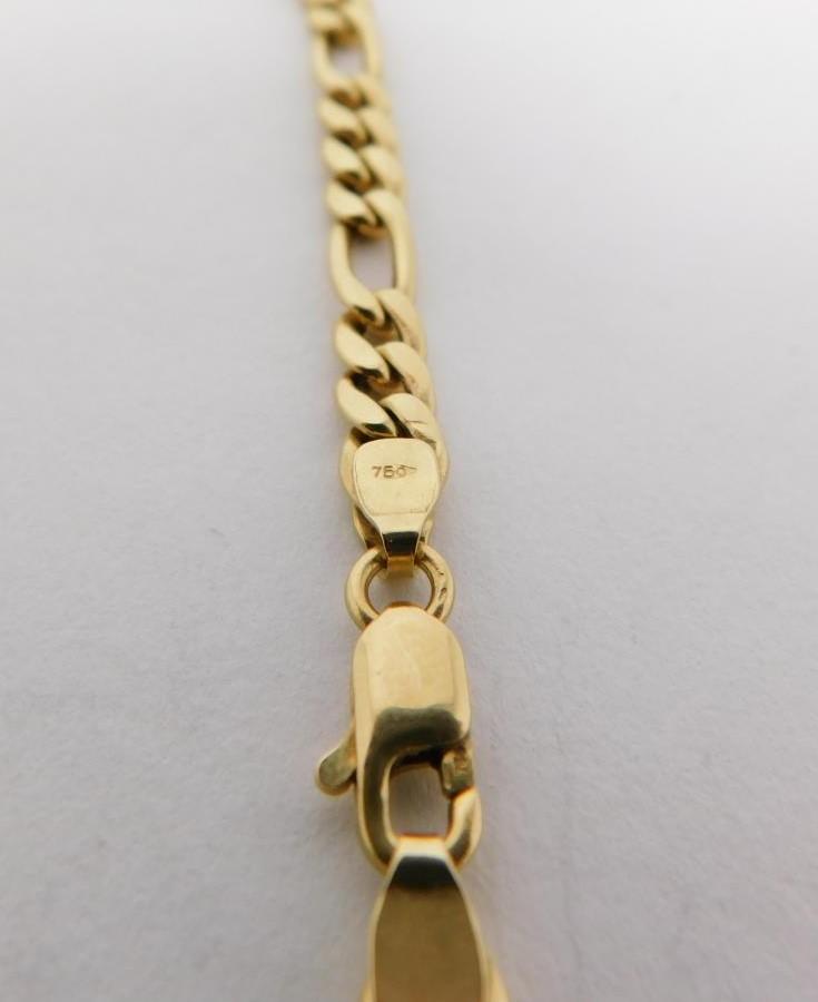 An 18 carat yellow gold Figaro chain with engraved zodiac rectangular pendant. Fastens with a secure - Image 6 of 9