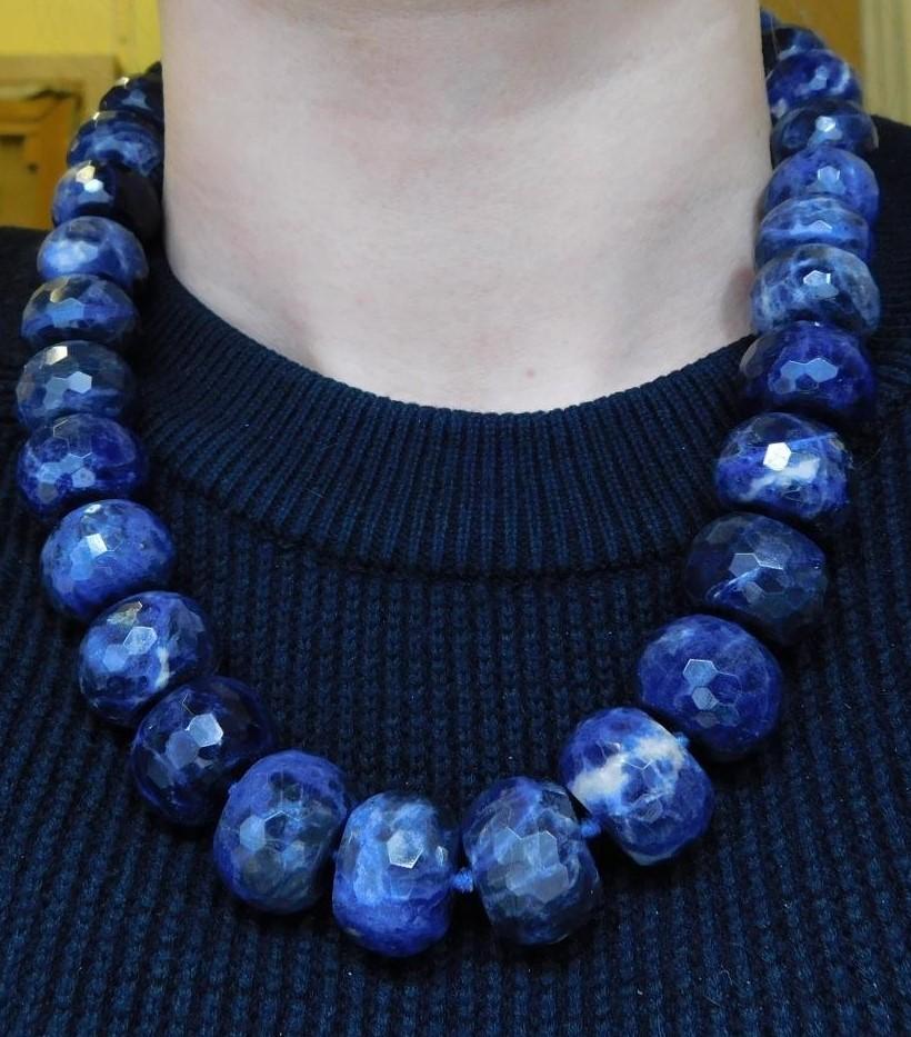 A honeycomb faceted Sodalite bead nacklace with Lapis Lazuli silk chord loop clasp. Comprised of - Image 9 of 10