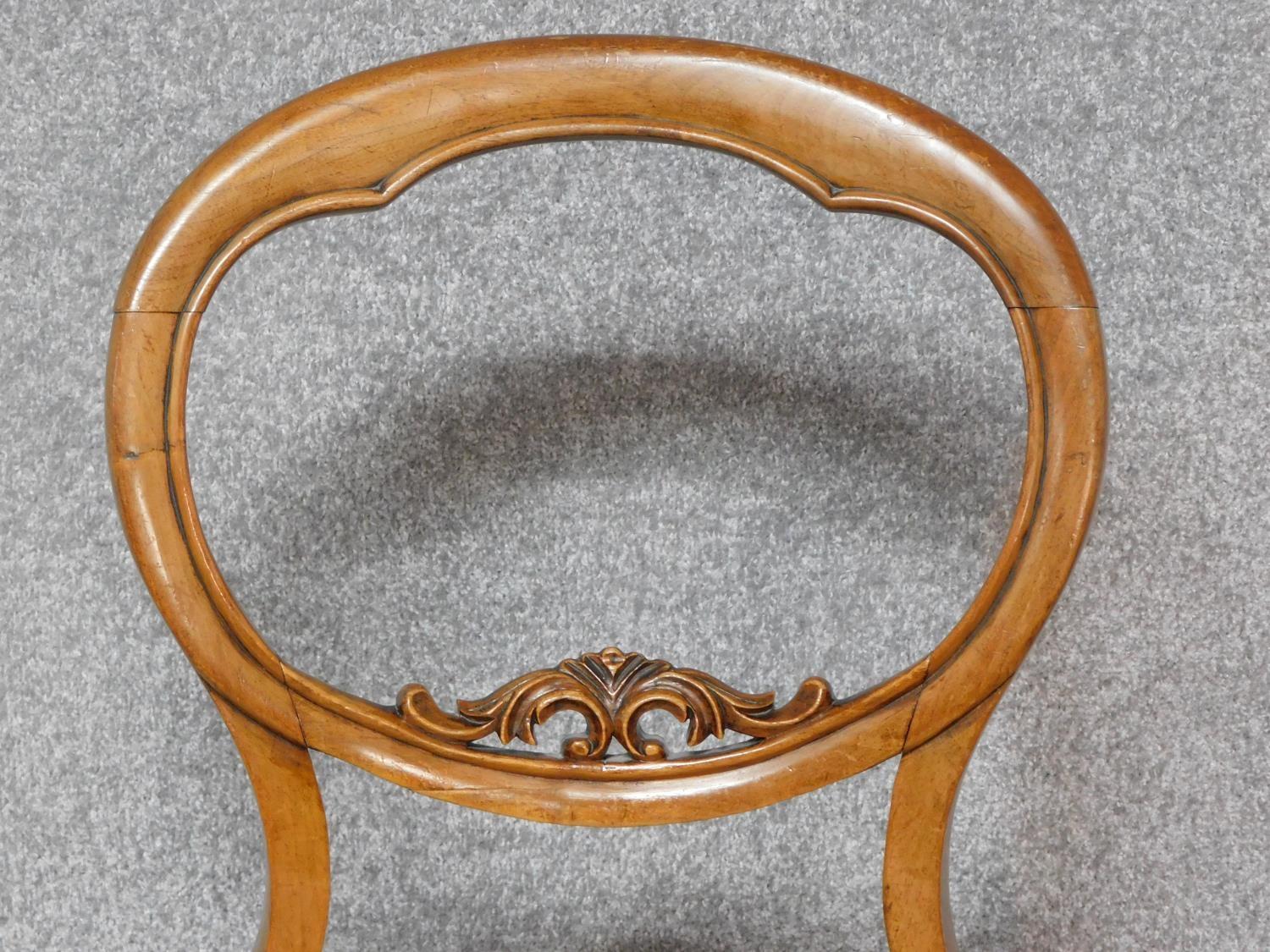 A pair of Victorian walnut balloon back dining chairs in damsk upholstery on cabriole supports. H. - Image 4 of 6