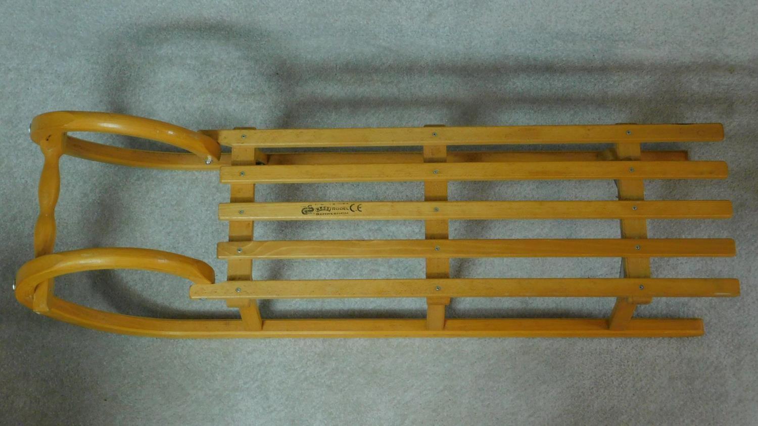A German laminated beech wood sleigh by Ress Rodel in the vintage style with makers mark. H.37 W.116 - Image 2 of 4