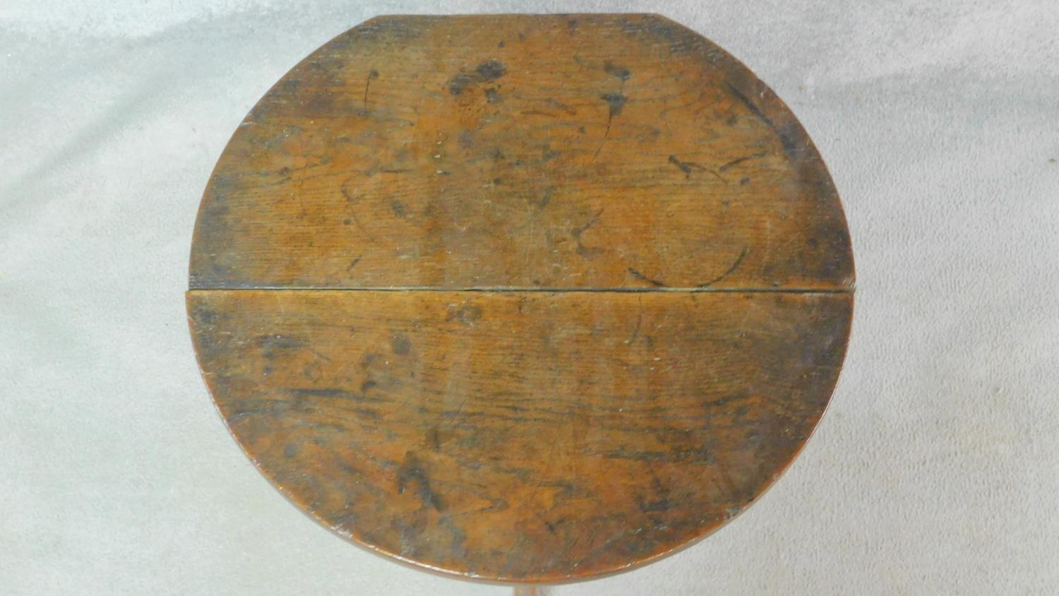 A Georgian oak tilt top occasional table on tripod pedestal base. H.64 W.49 D.45cm - Image 2 of 6