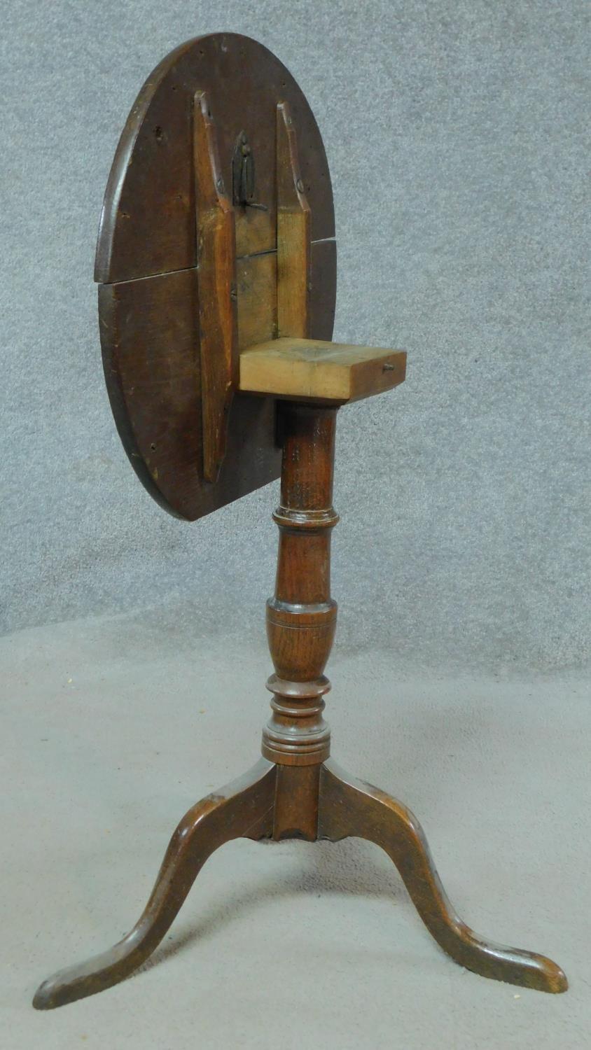 A Georgian oak tilt top occasional table on tripod pedestal base. H.64 W.49 D.45cm - Image 3 of 6