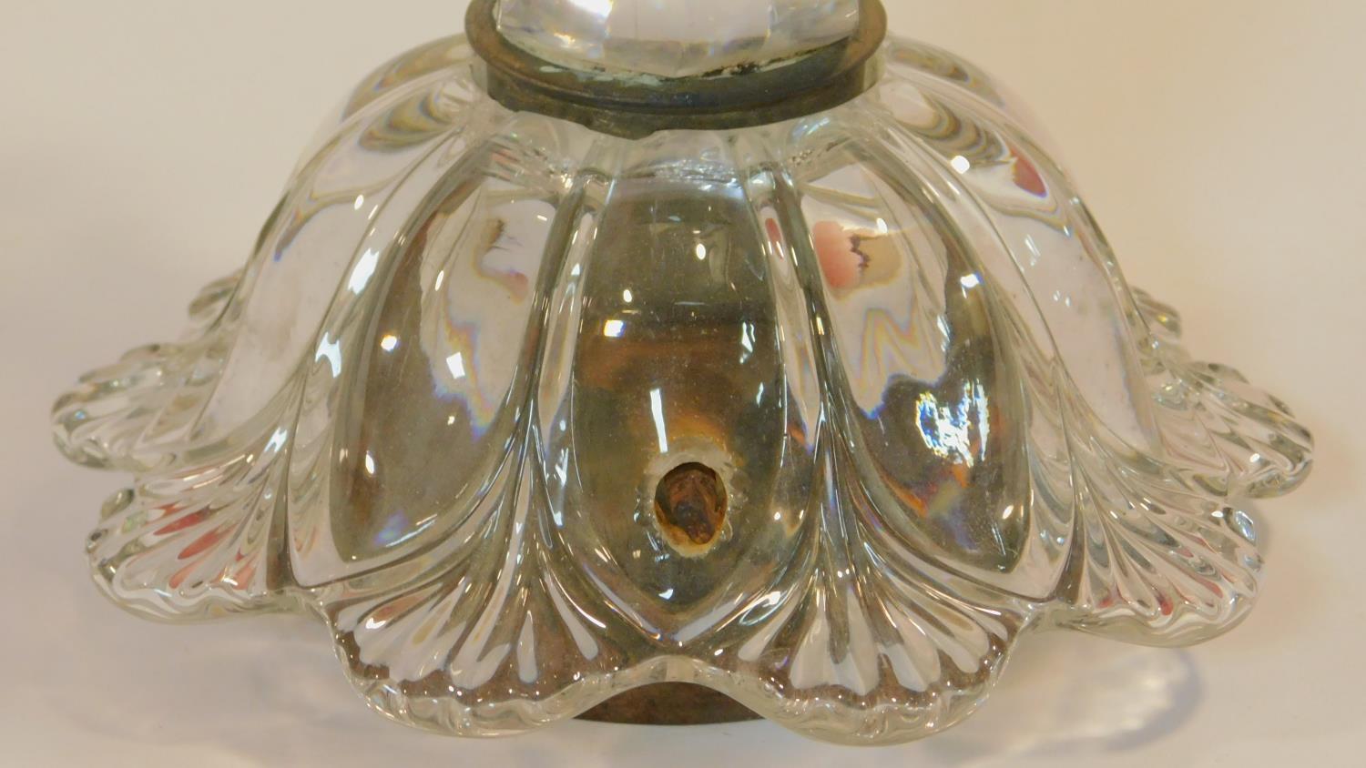 An antique cut clear glass scrolling foliate form wall lamp with brass fittings. H.38cm - Image 6 of 7