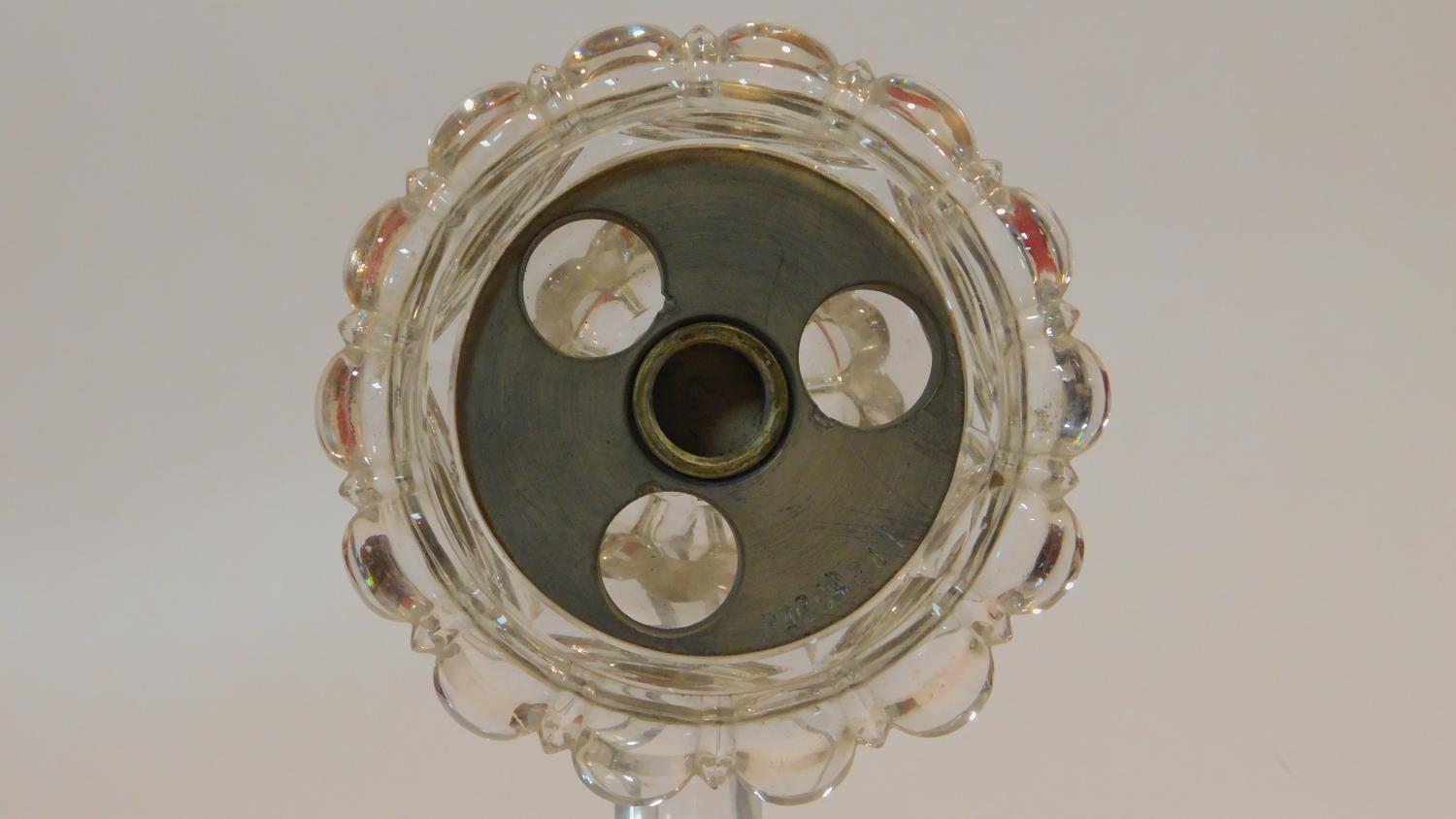 An antique cut clear glass scrolling foliate form wall lamp with brass fittings. H.38cm - Image 2 of 7