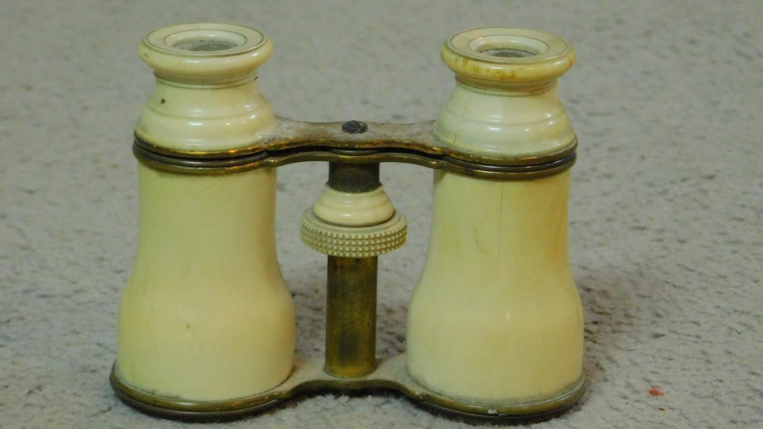 Two pairs of antique opera glasses, one with brass fittings and the other ivory. 10x12cm - Image 5 of 8