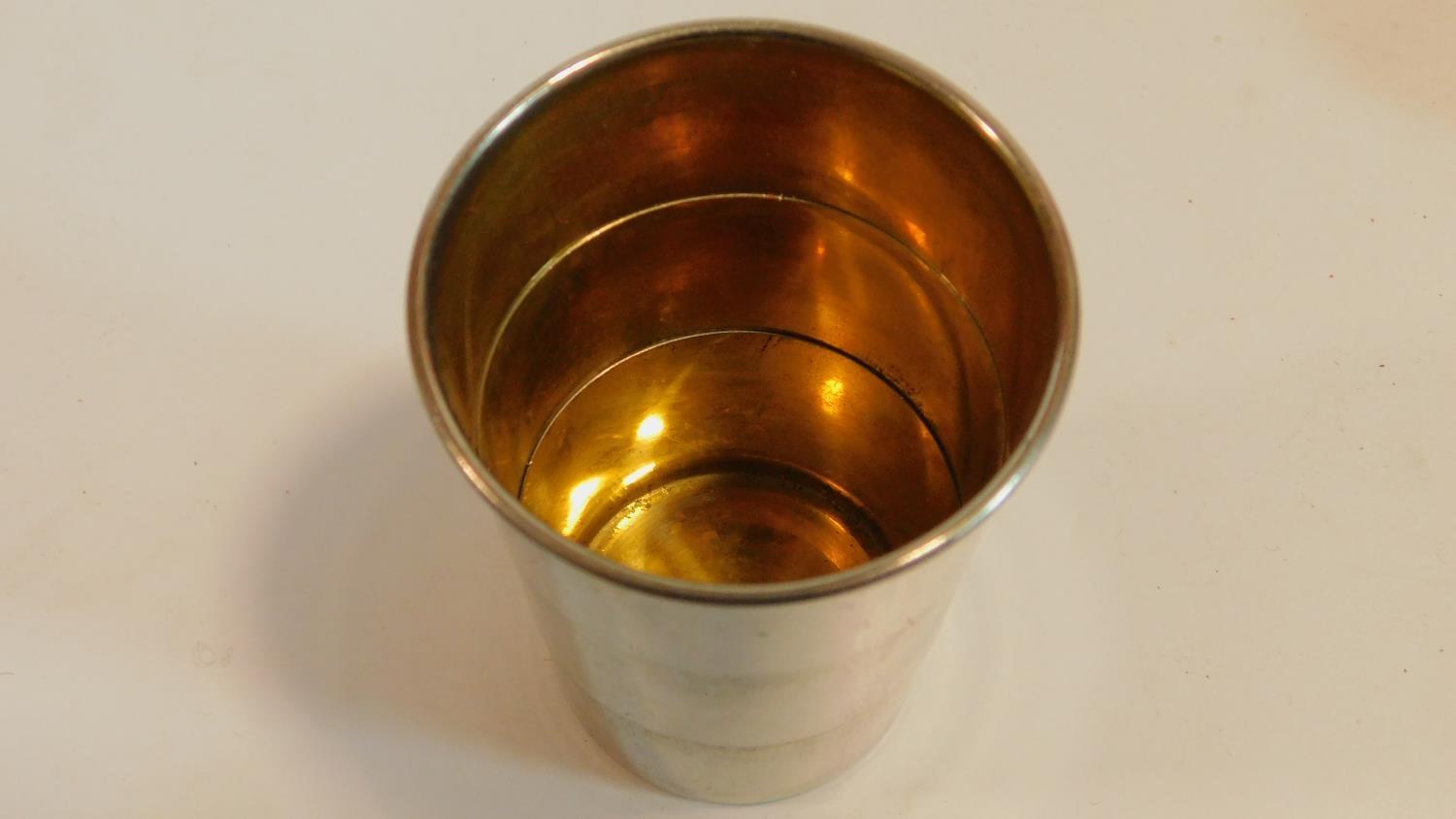 An antique collapsible silver plated stirrup cup with gilded interior. In its original velvet - Image 4 of 7