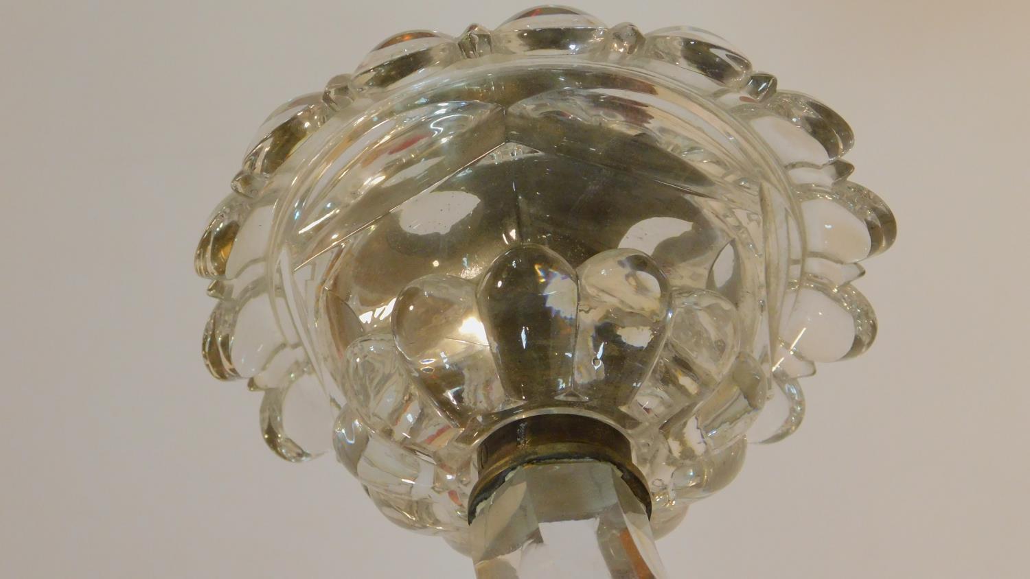 An antique cut clear glass scrolling foliate form wall lamp with brass fittings. H.38cm - Image 3 of 7