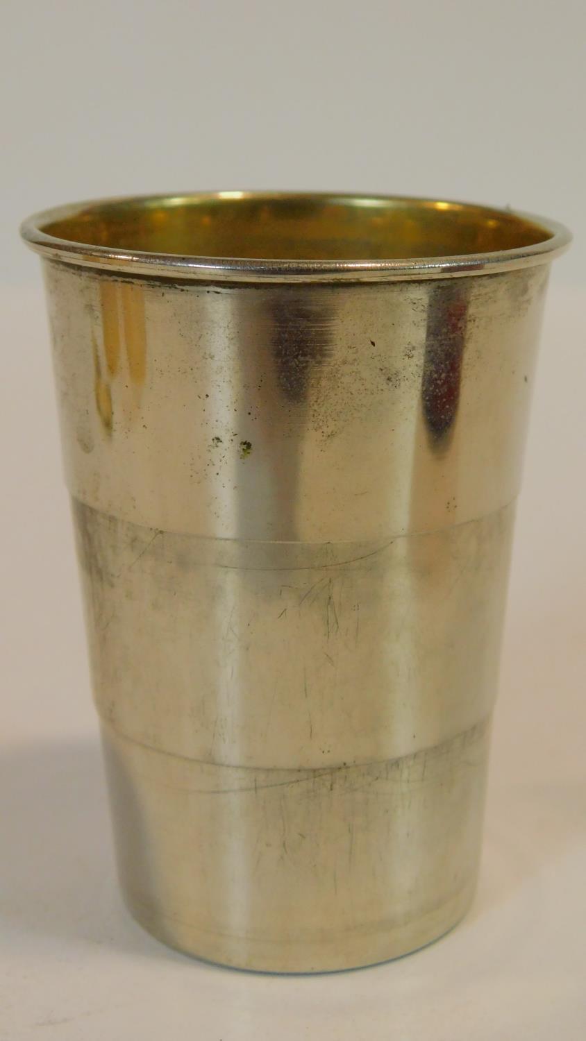 An antique collapsible silver plated stirrup cup with gilded interior. In its original velvet - Image 3 of 7