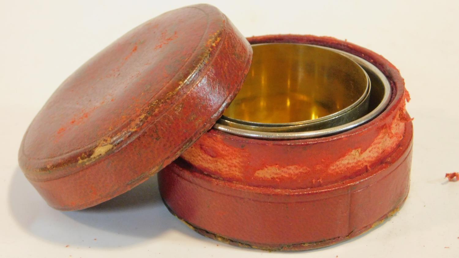 An antique collapsible silver plated stirrup cup with gilded interior. In its original velvet - Image 2 of 7