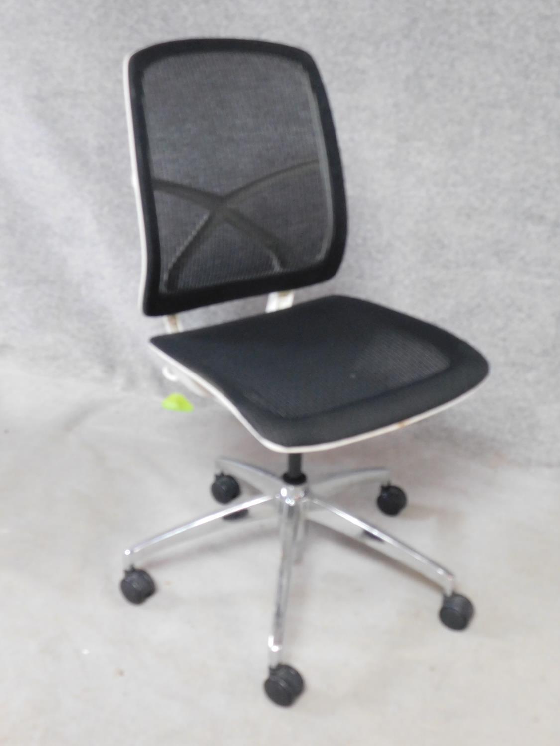 A pair of contemporary swivelling adjustable office desk chairs with mesh backs and seats. H.100 - Image 2 of 3