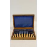 A set of silver plated, bone handled fish knives and forks in a fitted oak case. 25x34cm