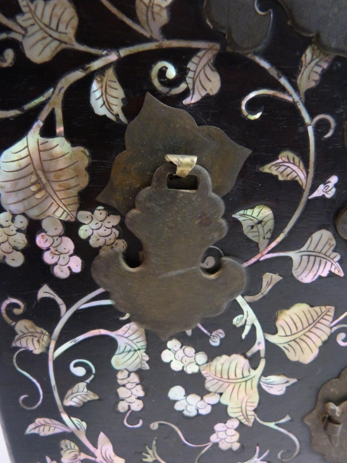 A 19th century Chinese rosewood travelling vanity box decorated with inlaid mother of pearl figures, - Image 12 of 22