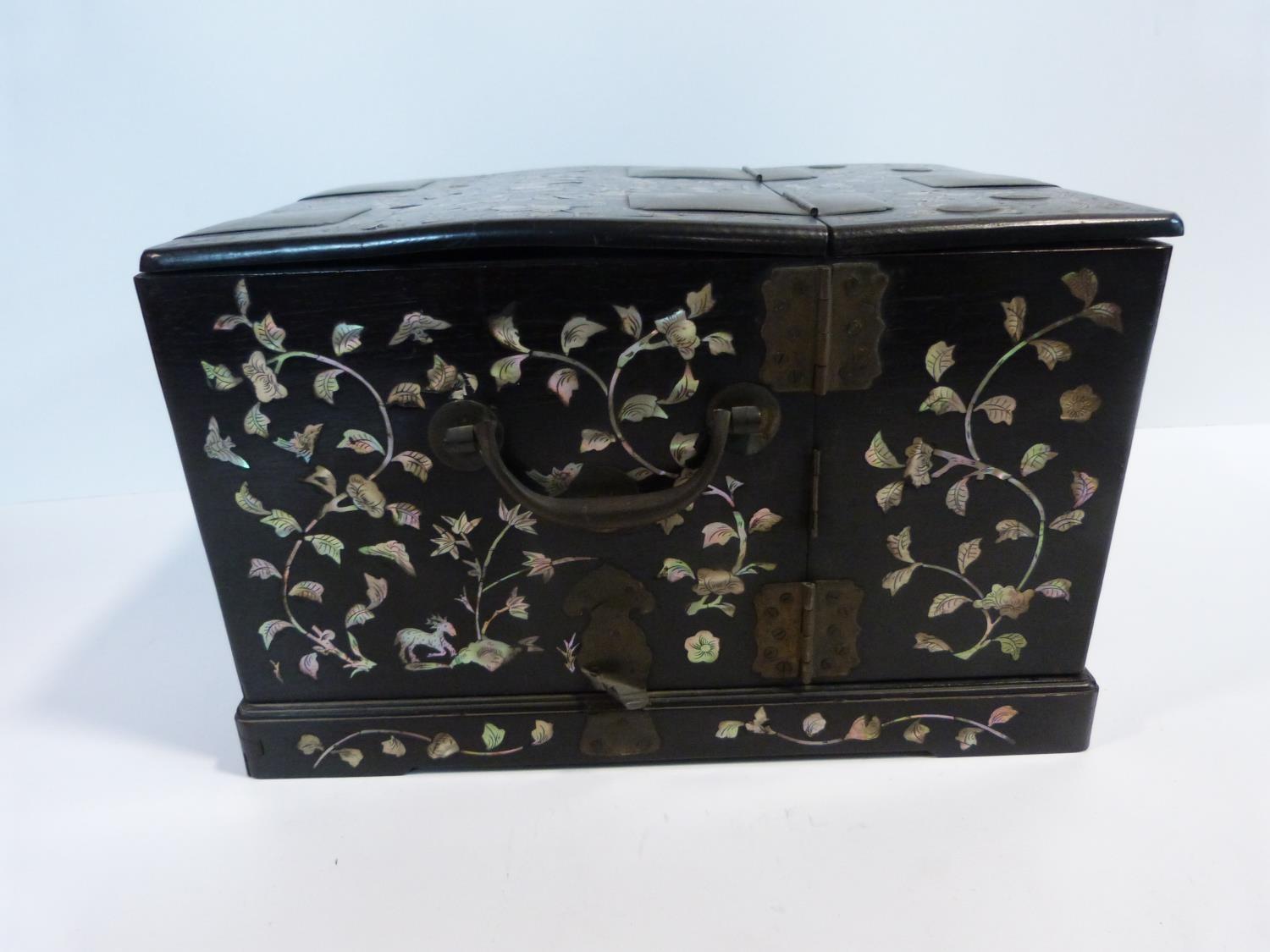 A 19th century Chinese rosewood travelling vanity box decorated with inlaid mother of pearl figures, - Image 17 of 22