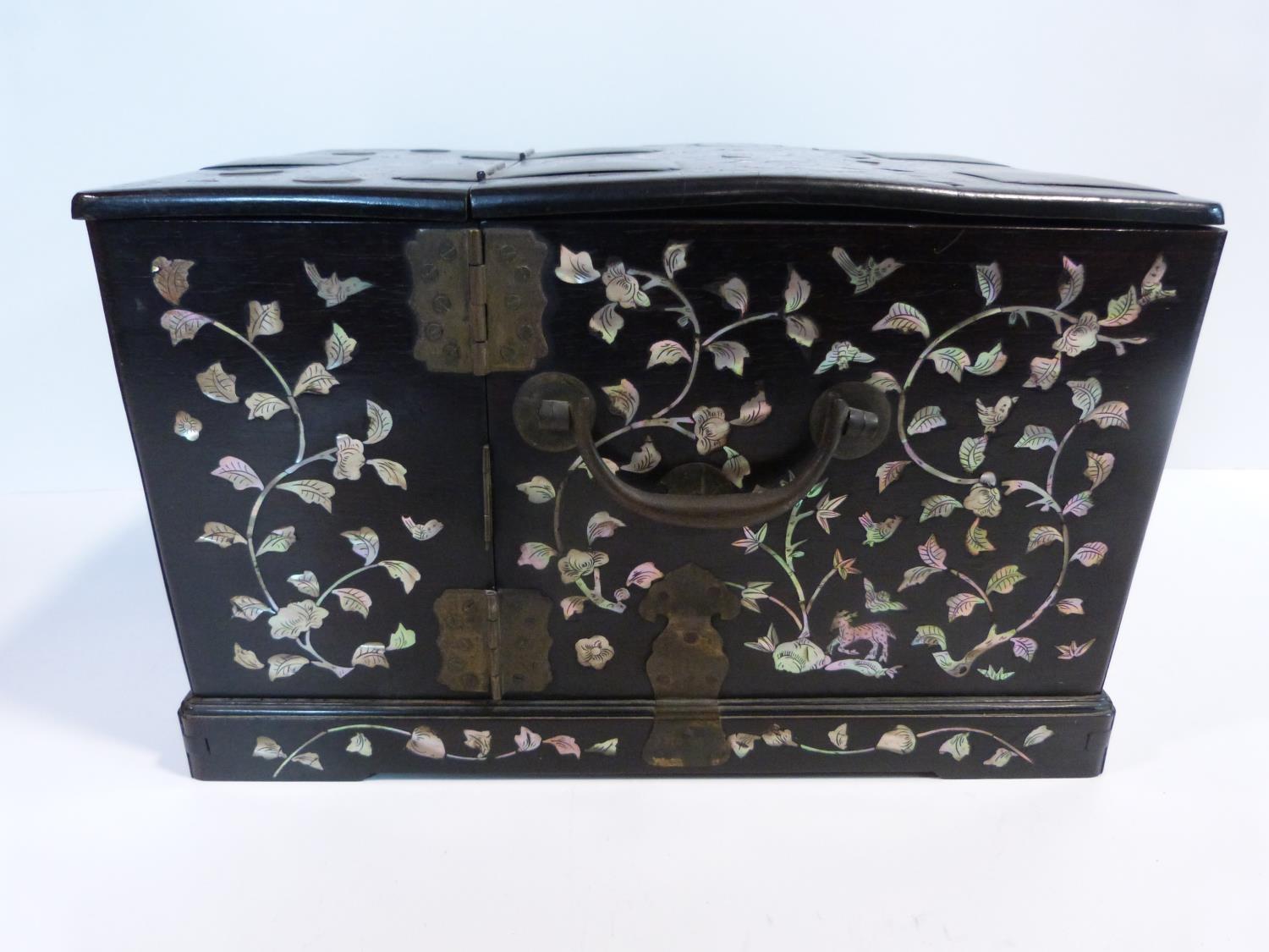A 19th century Chinese rosewood travelling vanity box decorated with inlaid mother of pearl figures, - Image 20 of 22