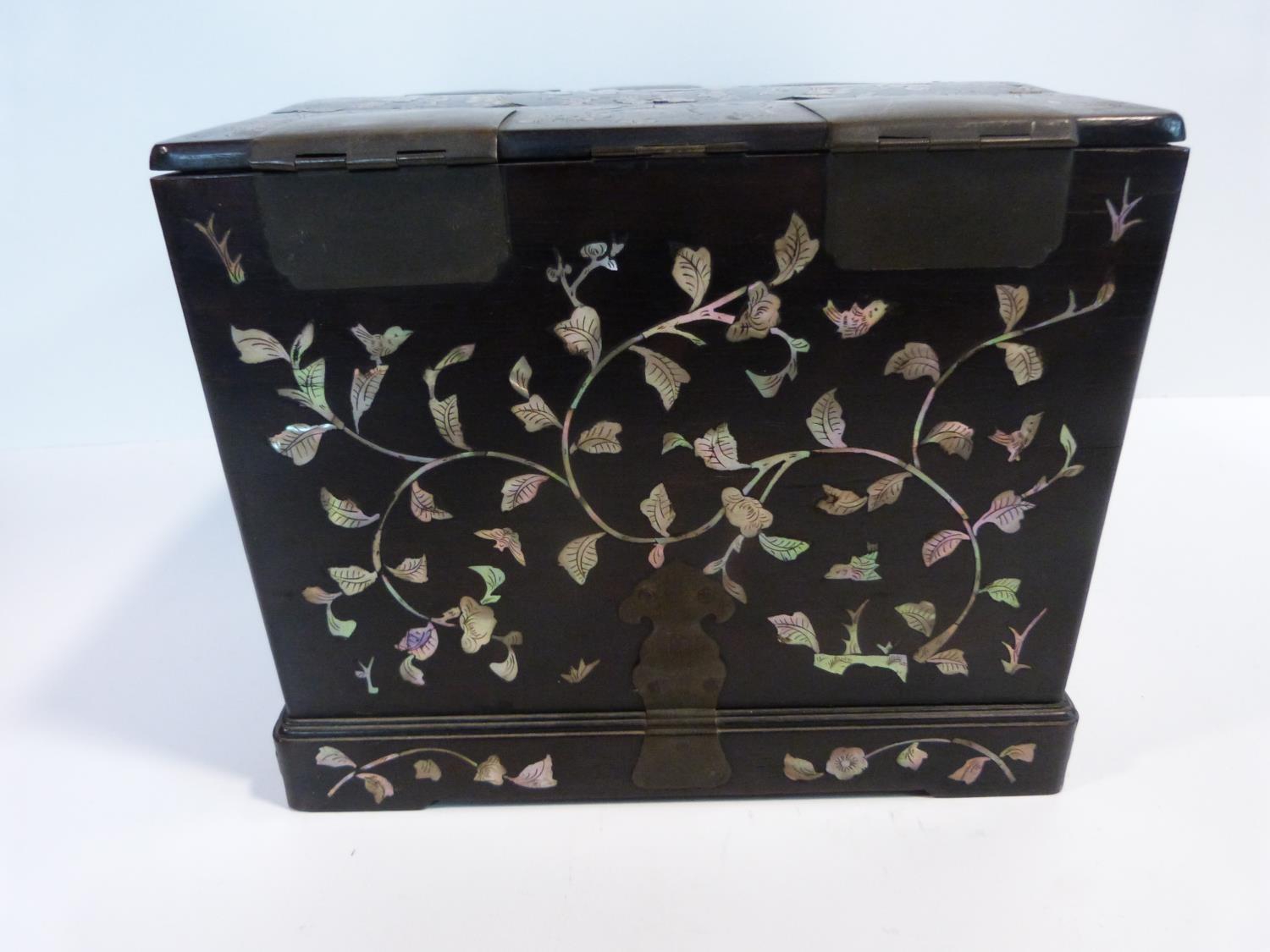 A 19th century Chinese rosewood travelling vanity box decorated with inlaid mother of pearl figures, - Image 19 of 22