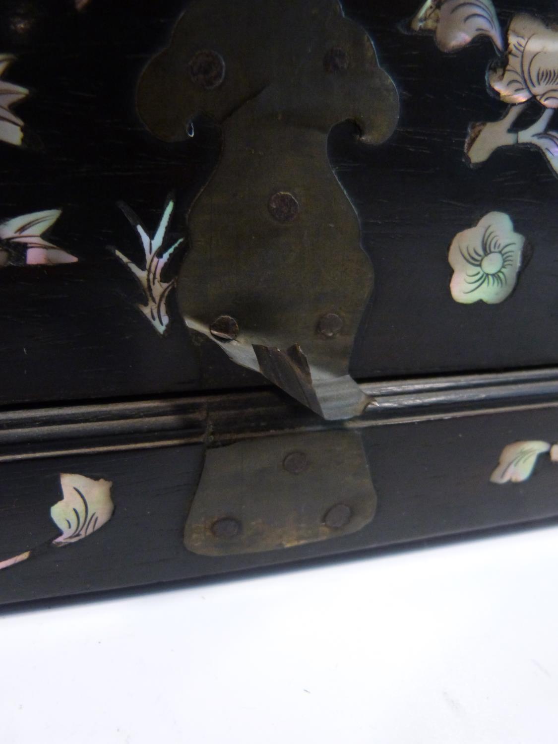 A 19th century Chinese rosewood travelling vanity box decorated with inlaid mother of pearl figures, - Image 18 of 22