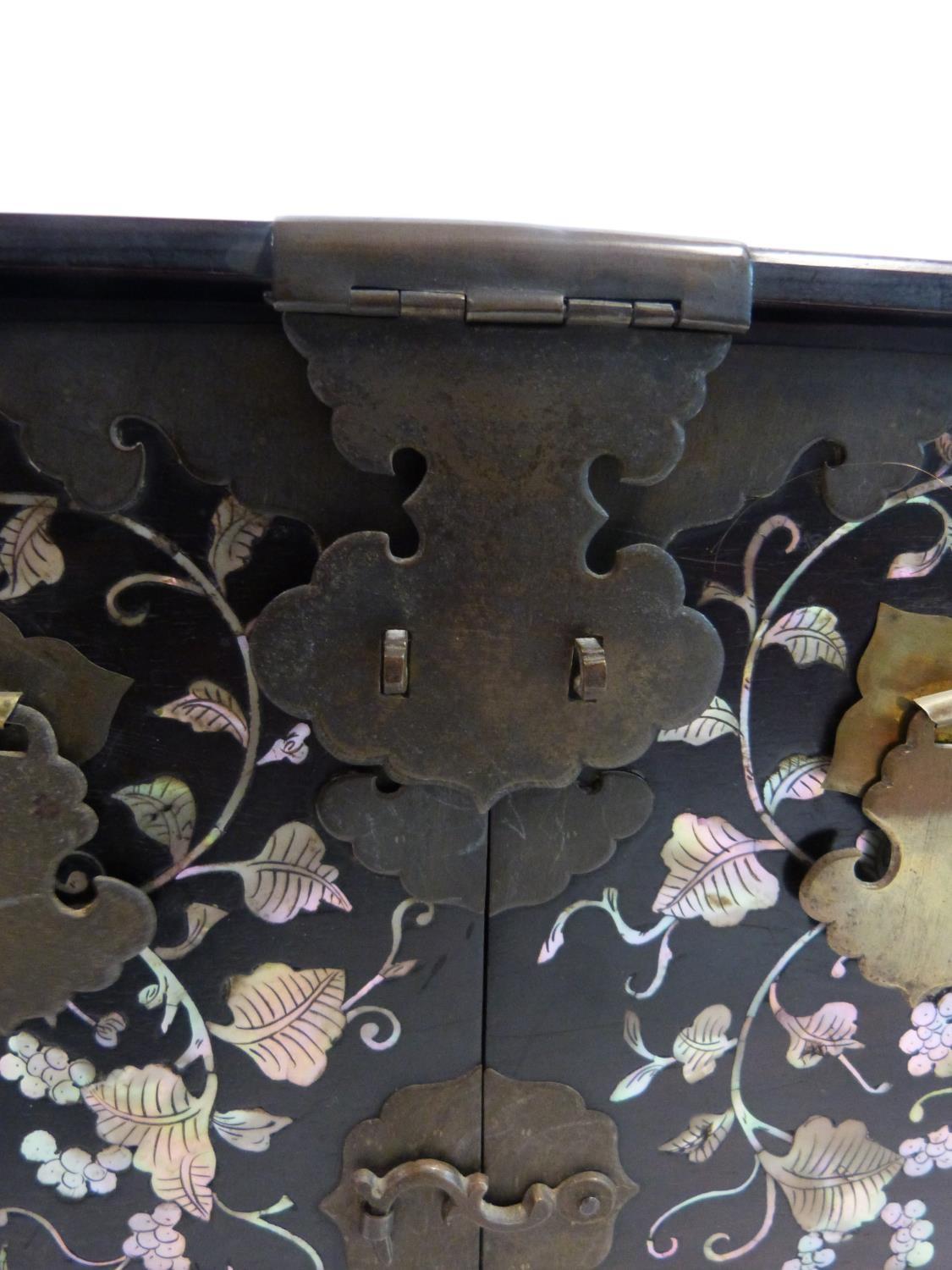 A 19th century Chinese rosewood travelling vanity box decorated with inlaid mother of pearl figures, - Image 13 of 22