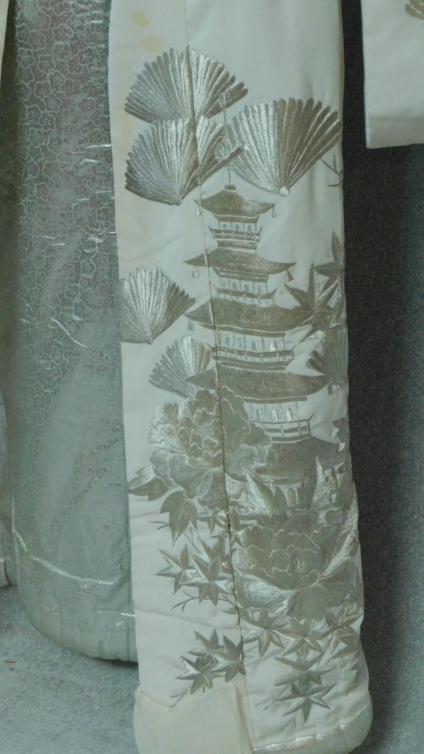 A Japanese cream silk metallic embroidered kimono, decorated with flowers, fans and pagodas. - Image 5 of 6