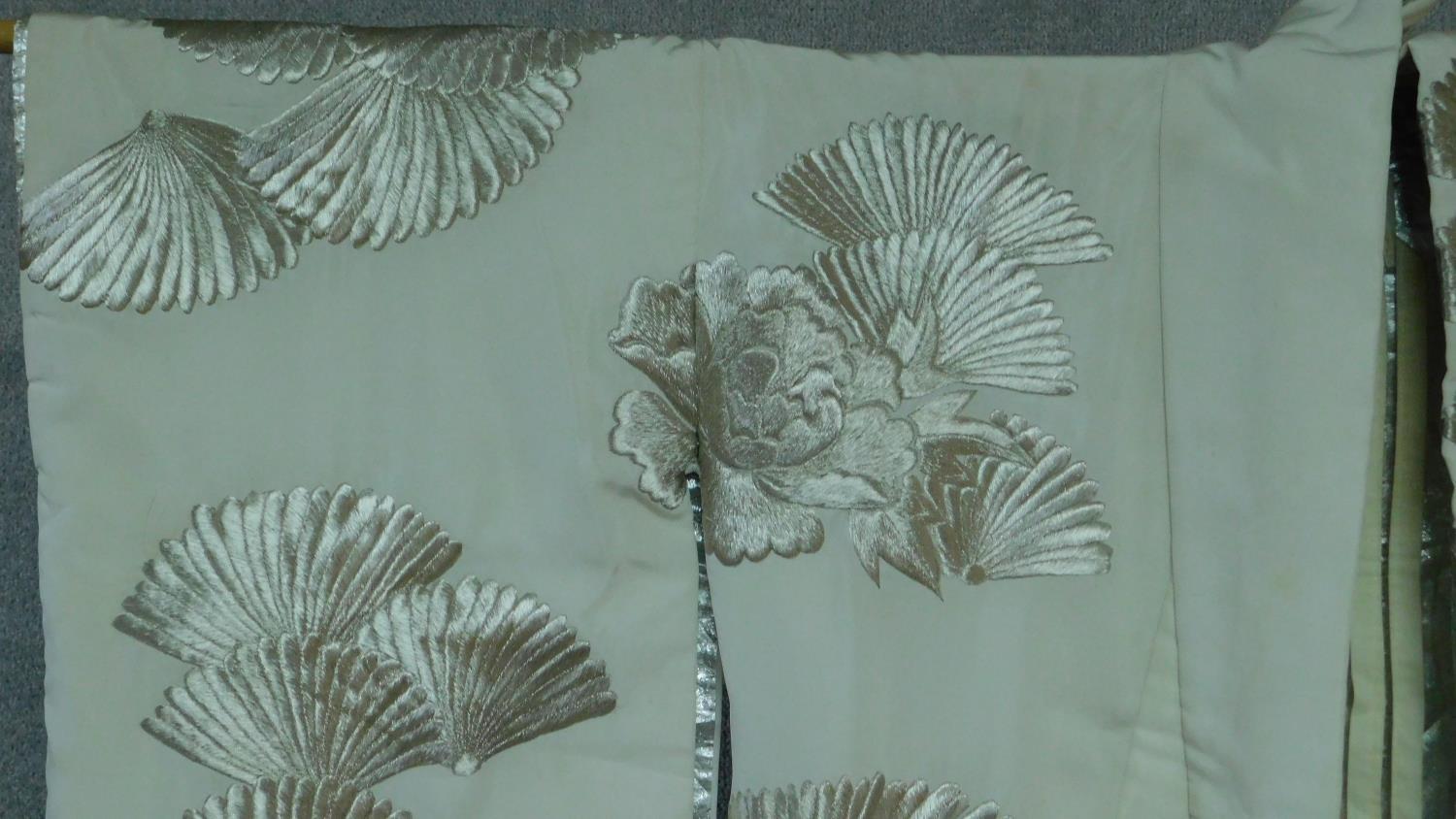 A Japanese cream silk metallic embroidered kimono, decorated with flowers, fans and pagodas. - Image 3 of 6