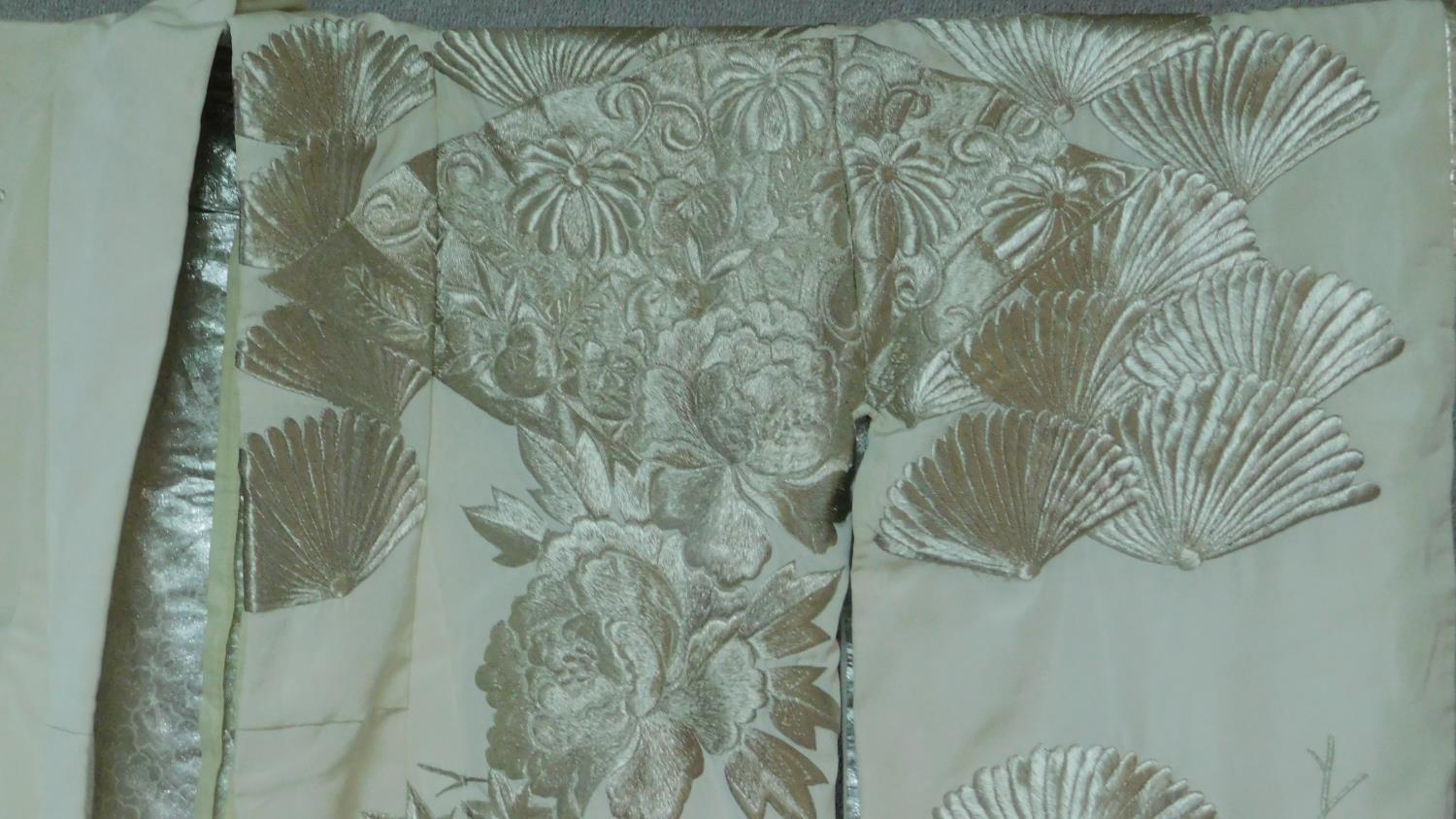 A Japanese cream silk metallic embroidered kimono, decorated with flowers, fans and pagodas. - Image 4 of 6
