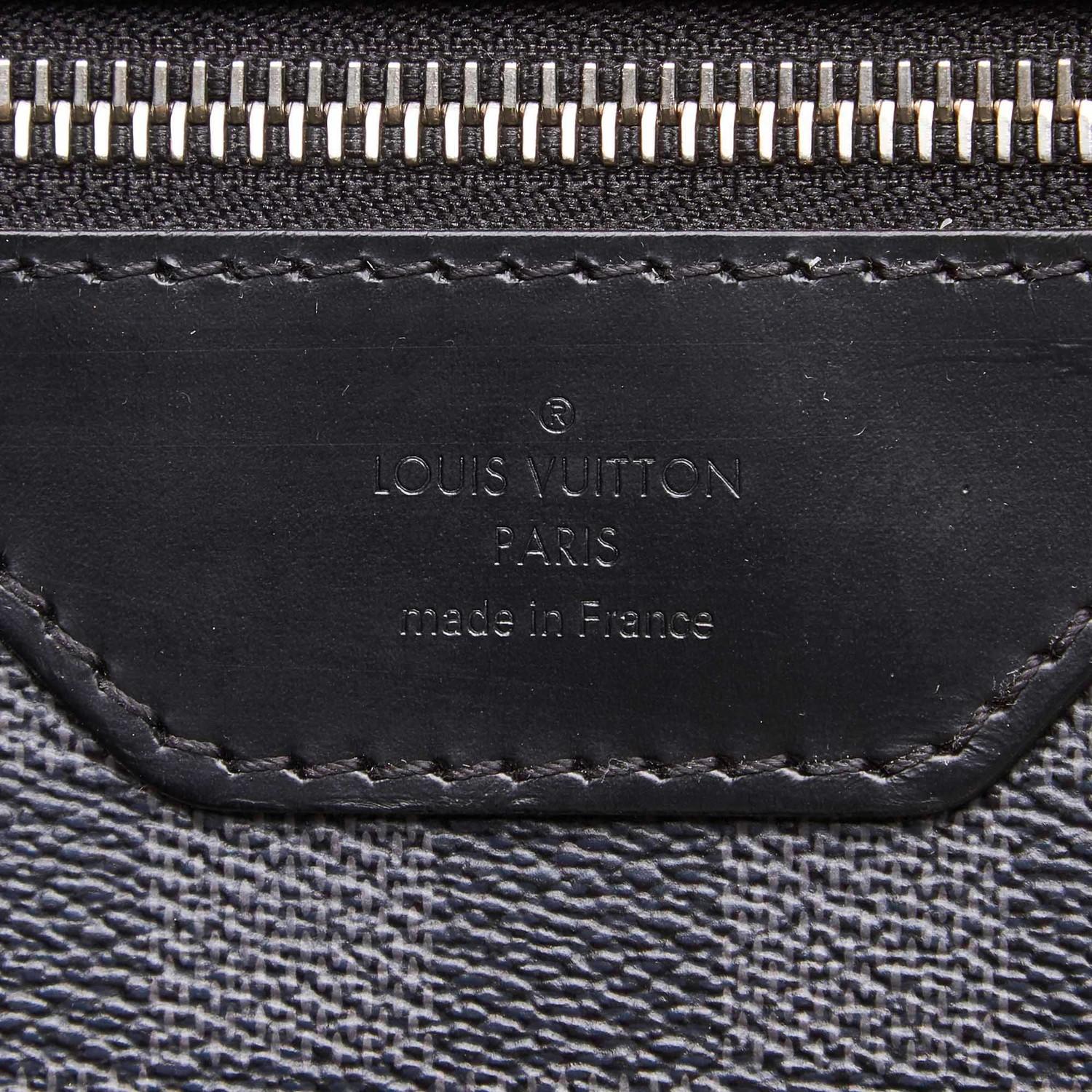 A Louis Vuitton Daniel Messenger Bag Damier Graphite is very resistant to water and scratches, and - Image 5 of 9