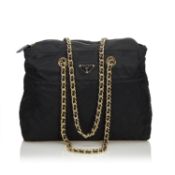 A Prada Tessuto Black Gold, gives you a sporty chic style. In quilted nylon it features gold chain