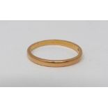 An antique 22 ct yellow gold D-shape wedding band. Hallmarked SH for Samuel Hope, Birmingham,