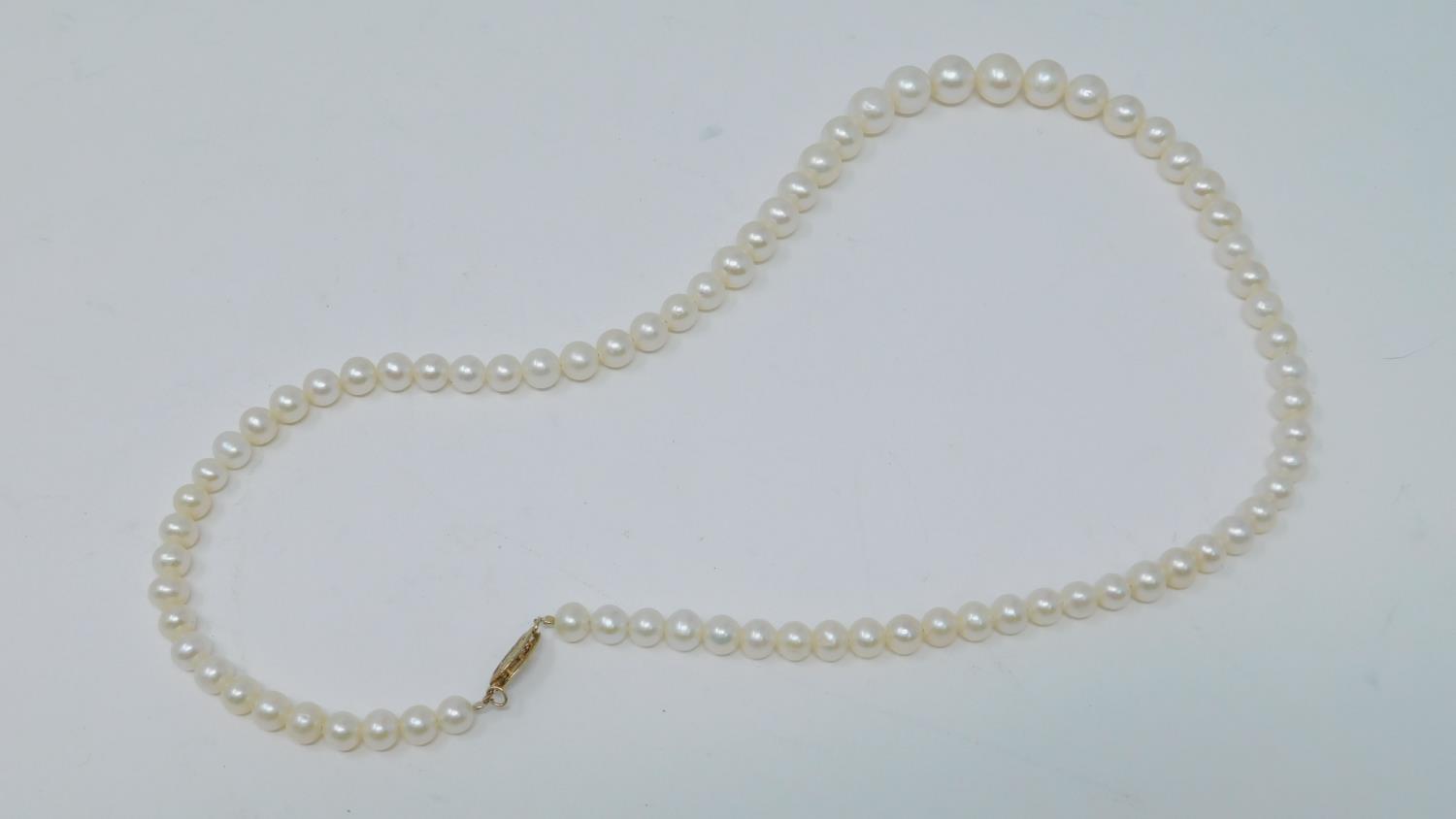 A blue cultured pearl necklace with silver ball push clasp, a serpentine and cultured pearl necklace - Image 3 of 6