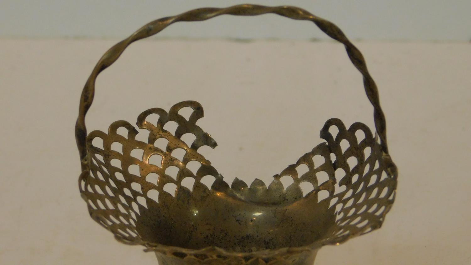 A Victorian silver pierced posy basket with twisted handle. Birmingham 1907. H.12cm - Image 2 of 5