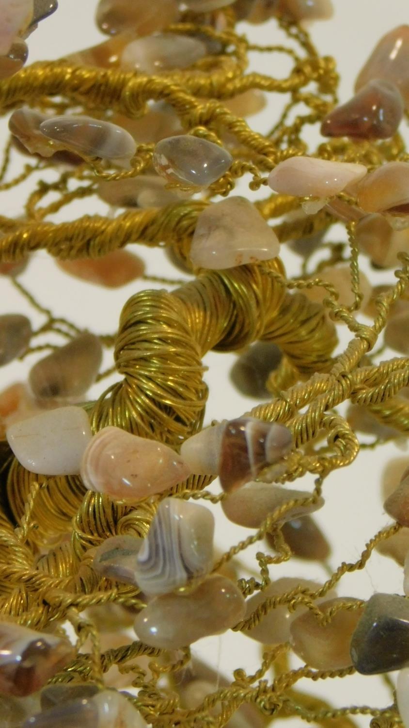 A vintage brass and agate tree on a stone slab base. The leaves are each chips of various coloured - Image 3 of 5