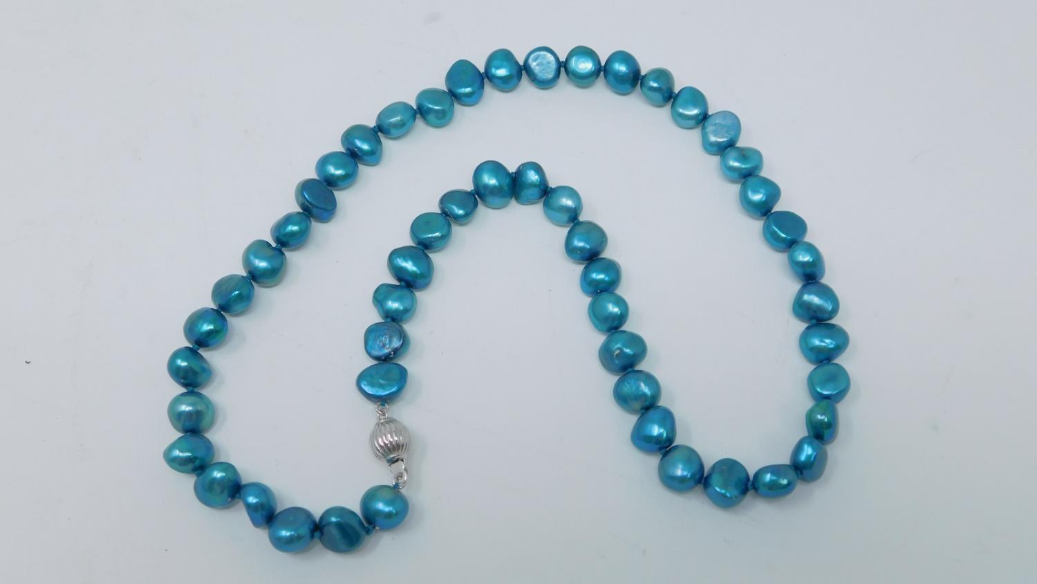 A blue cultured pearl necklace with silver ball push clasp, a serpentine and cultured pearl necklace - Image 2 of 6