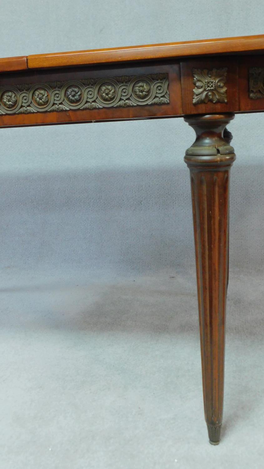 A Continental flame mahogany extending dining table with brass mounts and central floral inlay - Image 3 of 6