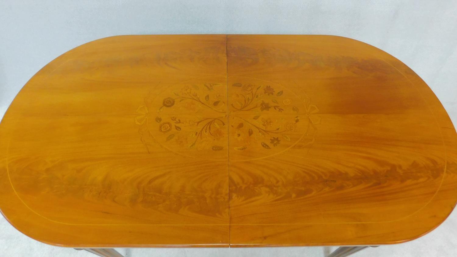 A Continental flame mahogany extending dining table with brass mounts and central floral inlay - Image 6 of 6